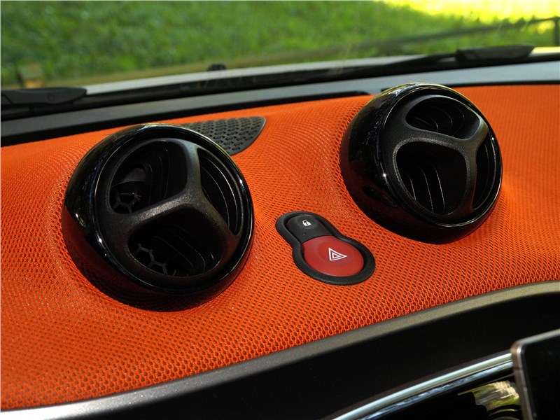 Фото Smart Fortwo Coupe - …и кнопки включения аварийной сигнализации и центрального замка. Точно такие же установлены в Renault