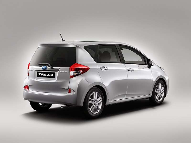 Фото Subaru Trezia - Subaru Trezia 2011 вид сзади белая