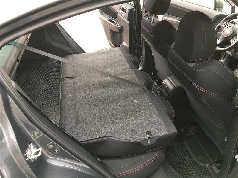 Фото Subaru WRX - Спинка заднего сиденья ложится правильно, «в пол»