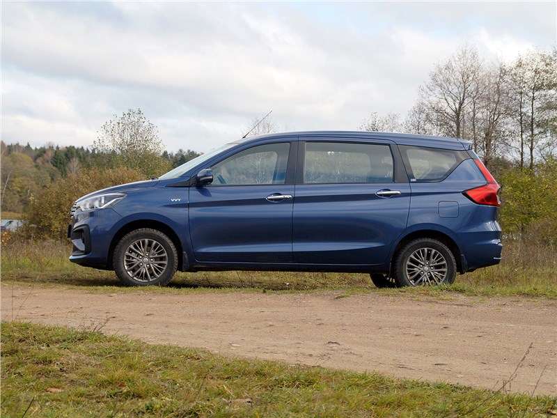 Фото Suzuki Ertiga - Suzuki Ertiga (2022) вид сбоку
