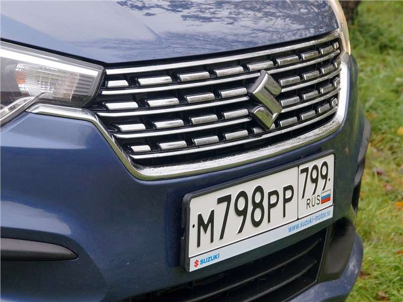 Фото Suzuki Ertiga - Широкая хромированная решётка радиатора соответствует «ретро-стилю» Suzuki Ertiga 