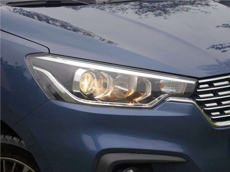 Фото Suzuki Ertiga - В фарах компакт-вэна нет светодиодов, но свет неплохой, в темноте видимость хорошая