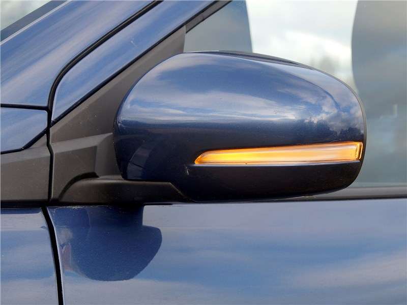 Фото Suzuki Ertiga - В корпуса наружных зеркал встроены только повторители сигналов поворота. Вспомогательной электроники здесь немного