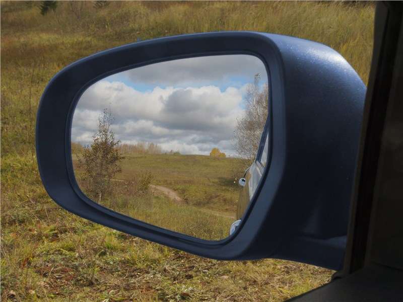 Фото Suzuki Ertiga - Сами зеркала среднего размера, «картинки» в них среднего размера, но это соответствует габаритам автомобиля