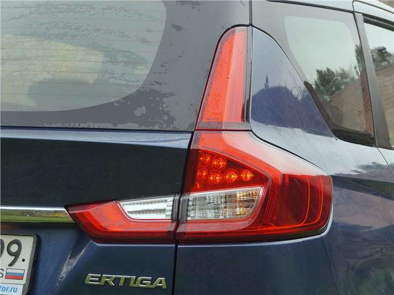 Фото Suzuki Ertiga - Задние фонари — сложной формы, в них включены светодиоды, это приятно
