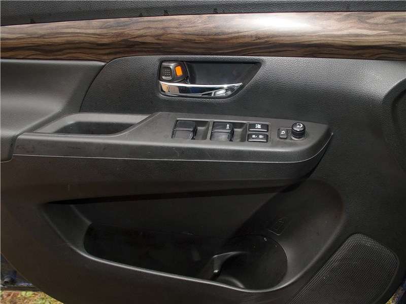 Фото Suzuki Ertiga - Органы управления на внутренней панели двери. Обратите внимание: центральный замок «отвязан» от кнопок блокировки дверей