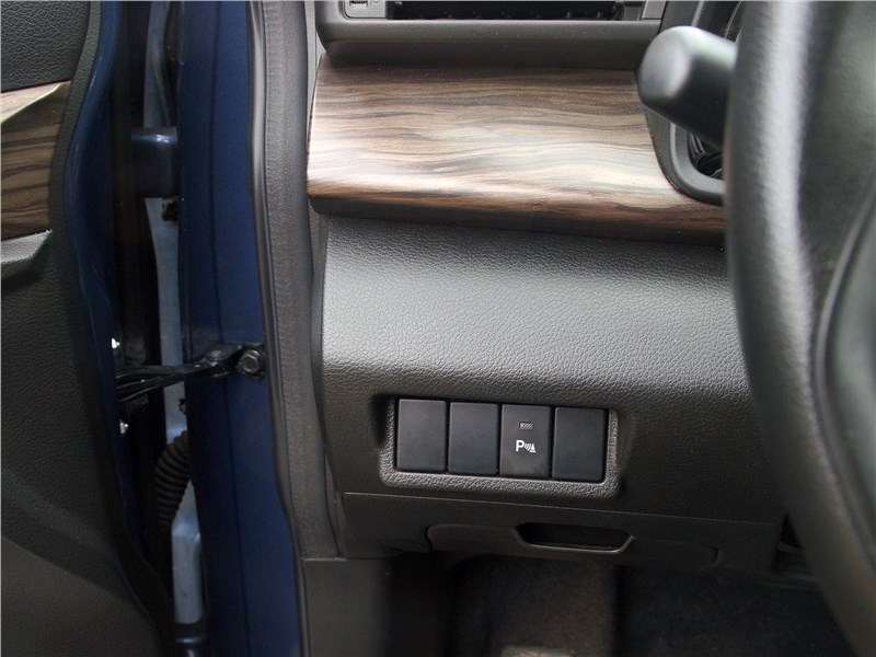 Фото Suzuki Ertiga - Слева от рулевого колеса размещена всего одна функциональная клавиша