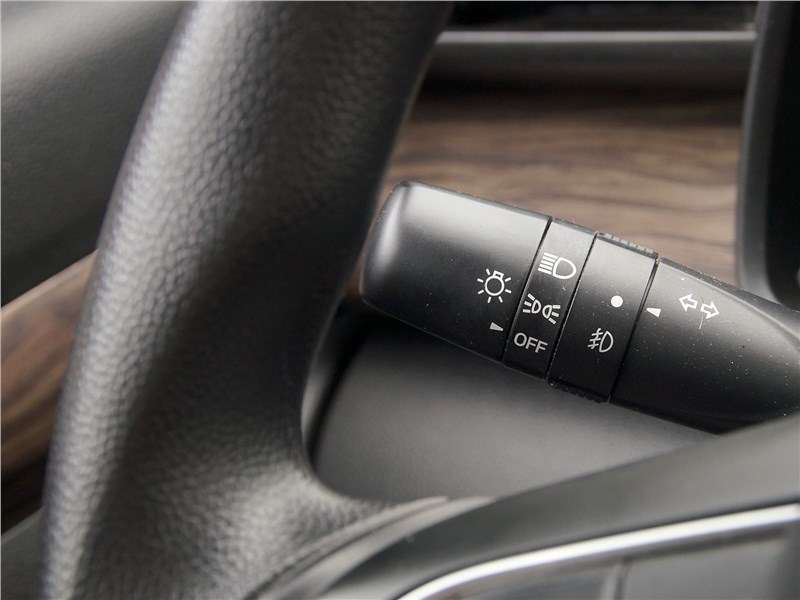 Фото Suzuki Ertiga - Также у модели отсутствует режим наружного освещения «Авто». Ближний свет приходится включать вручную. О необходимости выключить его сообщит звуковой сигнал