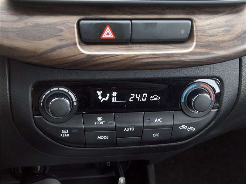 Фото Suzuki Ertiga - Так выглядит панель управления климатической установкой. Обратим внимание: подогрев сидений в машине отсутствует