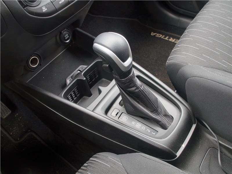Фото Suzuki Ertiga - Селектор классического автомата «ходит» по прямой траектории