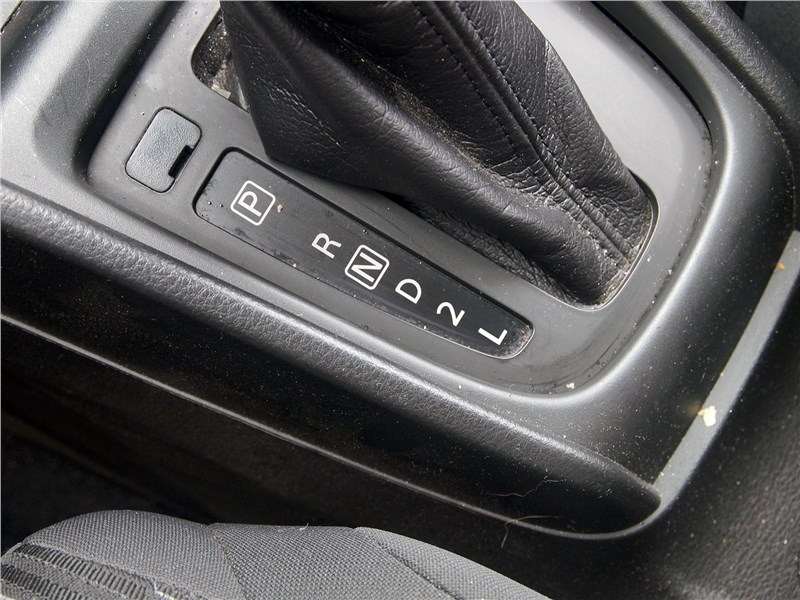 Фото Suzuki Ertiga - Вручную можно выбрать вторую передачу или зимний режим L. А где хотя бы третья? Или здесь всего три передачи?