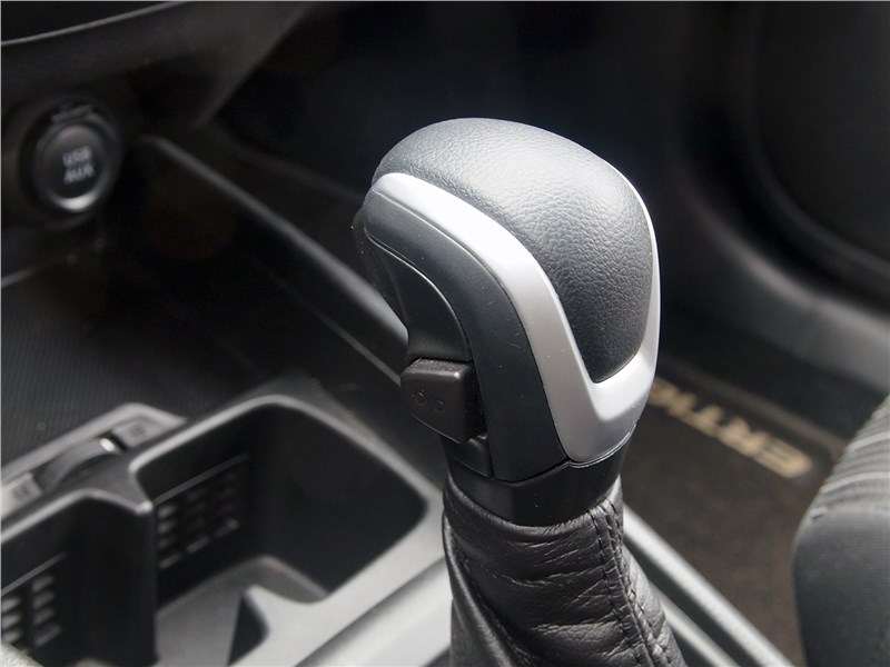 Фото Suzuki Ertiga - Нет, на самом деле, их четыре, просто высшая называется по старинке «овердрайвом». Этот режим можно отключить кнопкой, расположенной слева на рукоятке селектора