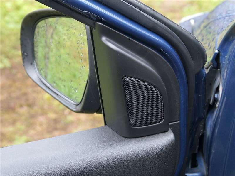 Фото Suzuki Ertiga - Казалось бы, Suzuki Ertiga автомобиль бюджетного плана. Однако аудиосистему в нём стоит похвалить за звук. Наверное, в этом играют роль дополнительные динамики-твиттеры