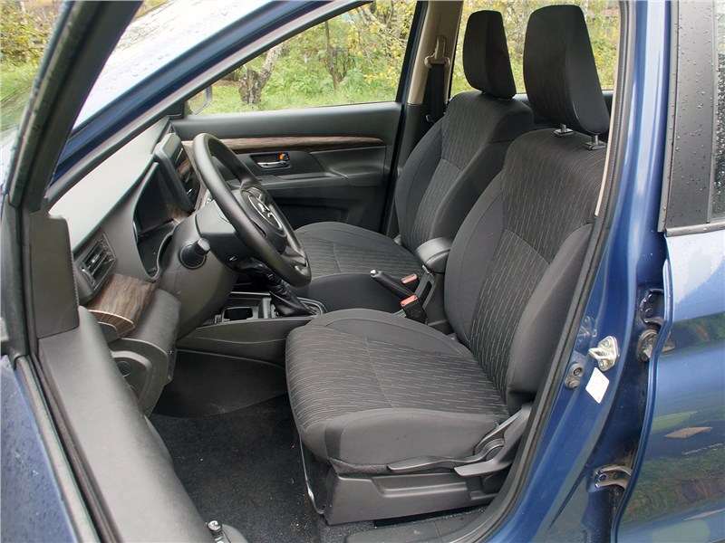 Фото Suzuki Ertiga - Передние сиденья — просто сиденья. Ни особого комфорта, ни спортивной плотности они не предлагают. А ткань обивки, к сожалению, уже местами «подношена»