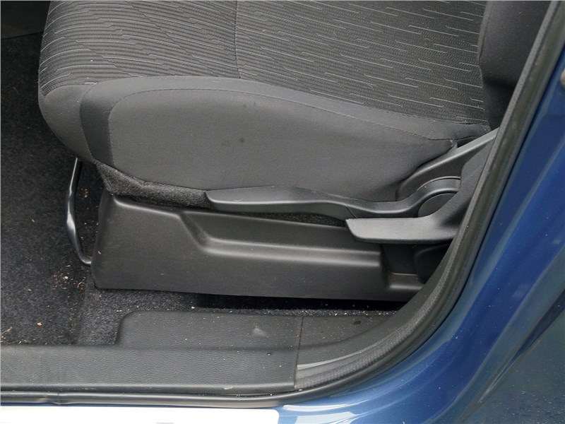 Фото Suzuki Ertiga - Регулировки передних кресел механические. Водительское сиденье можно настроить по высоте