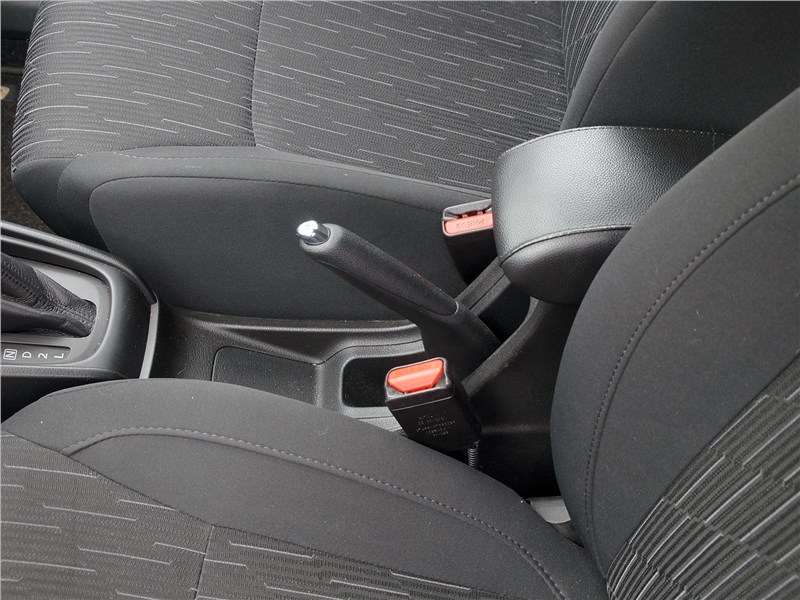 Фото Suzuki Ertiga - Стояночный тормоз — ручной, с классическим рычагом 