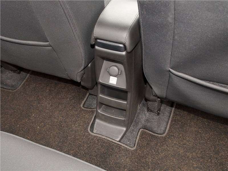 Фото Suzuki Ertiga - Так выглядит задний торец центрального бокса-подлокотника. Обратите внимание на пол: выступающего «туннеля» на нём нет