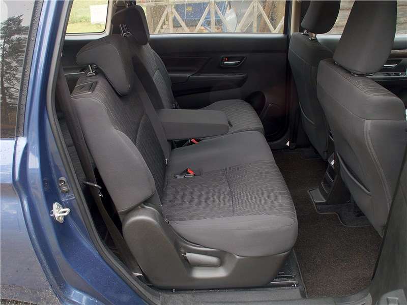 Фото Suzuki Ertiga - Второй ряд сидений разрезной. Плюс к тому, у него регулируются по наклону спинки,... 