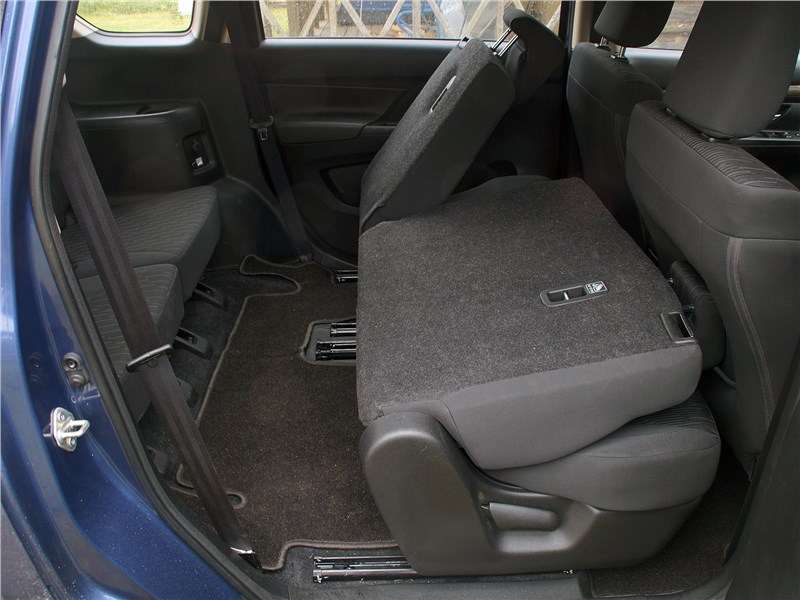 Фото Suzuki Ertiga - ...а сам ряд можно сдвигать вперёд/назад для удобства прохода на «третьи» места
