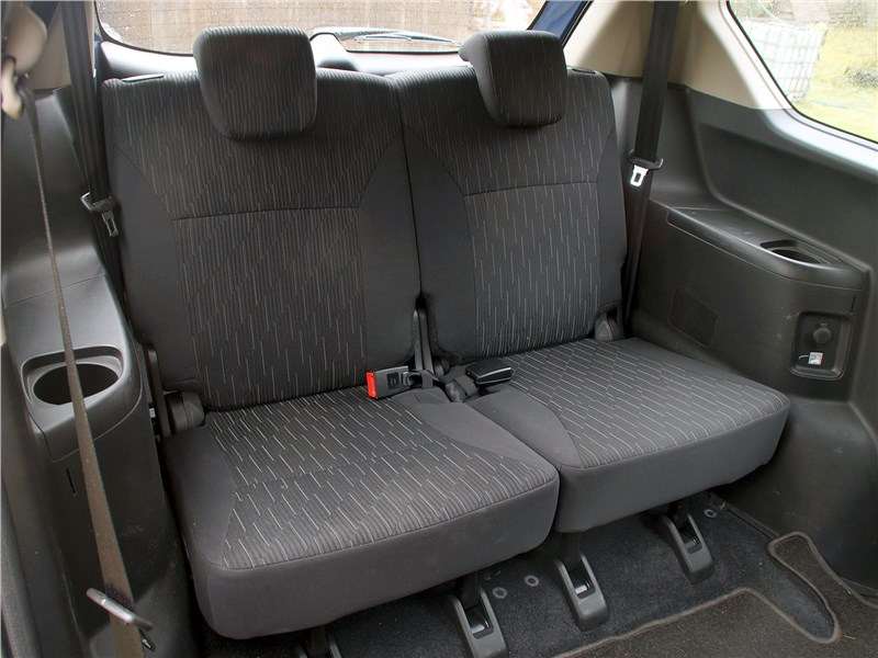 Фото Suzuki Ertiga - Третий ряд состоит из двух кресел, его ширина — 105 см