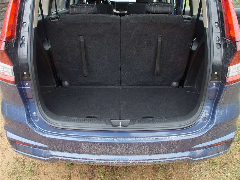 Фото Suzuki Ertiga - Спинки кресел третьего ряда регулируются по наклону...