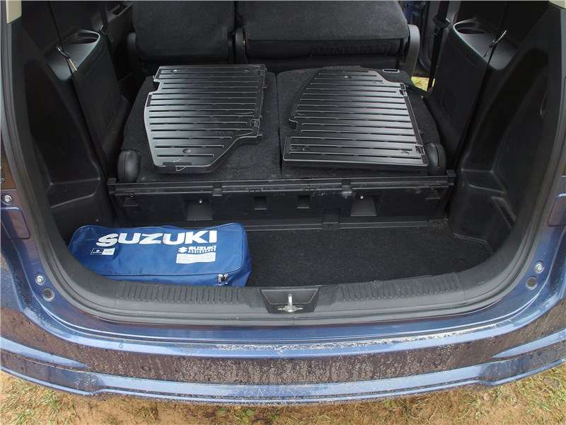 Фото Suzuki Ertiga - Панели фальшпола позади третьего ряда легко снимаются, а под ними обнаруживается дополнительный багажный бокс немалого объёма
