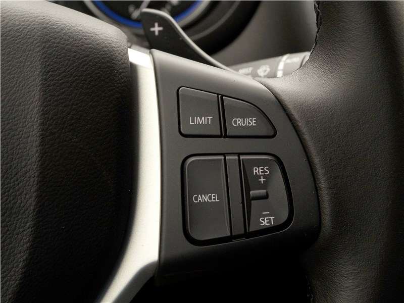 Фото Suzuki SX4 - На правую спицу выведены органы управления системами круиз-контроля и ограничителя скорости