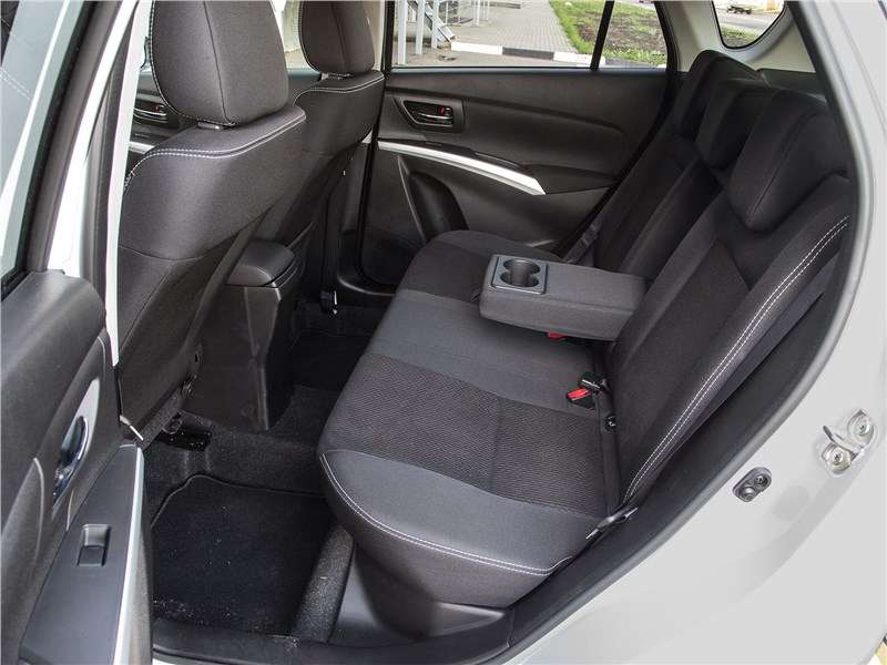 Фото Suzuki SX4 - В старших комплектациях спинка дивана регулируется по наклону