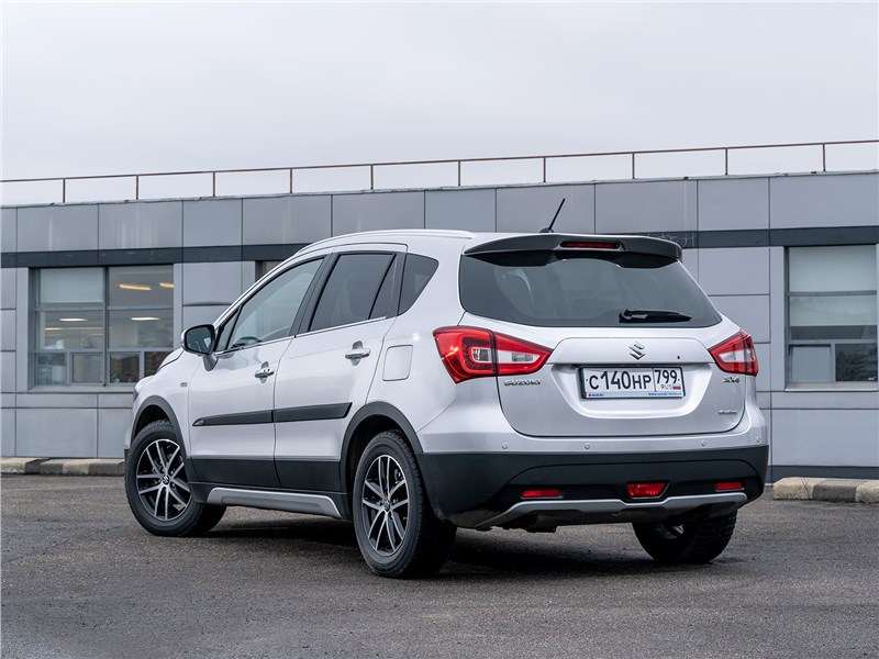 Фото Suzuki SX4 - Suzuki SX4 2016 вид сзади