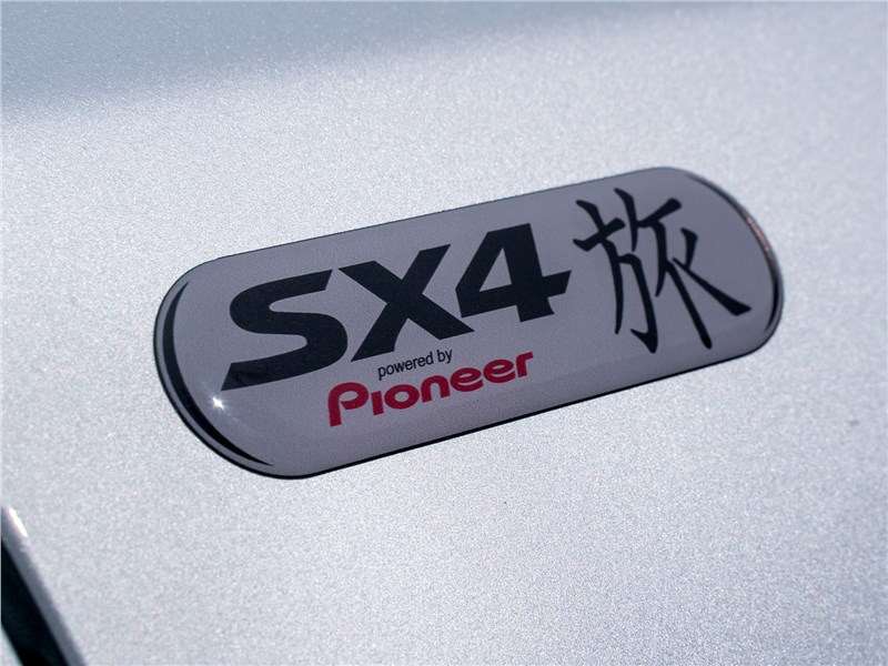 Фото Suzuki SX4 - Логотип Tabi нанесен на отдельные элементы кузова и салона