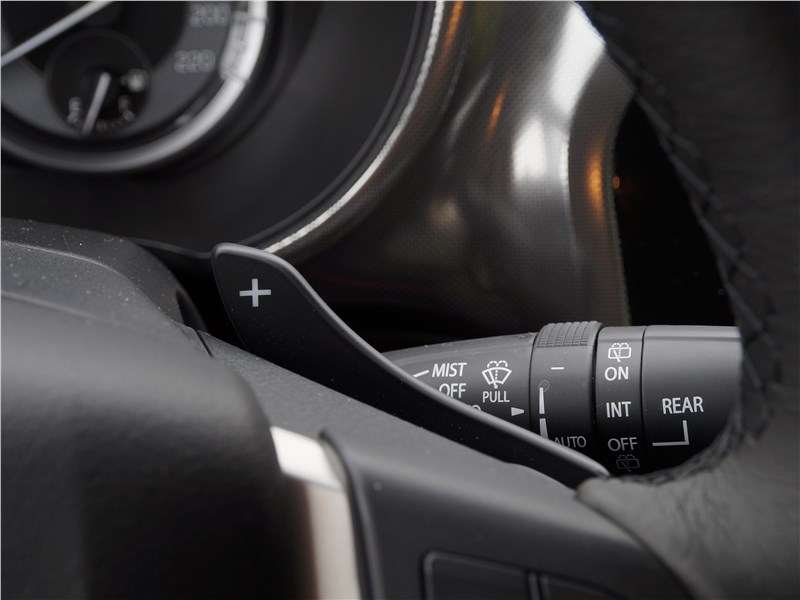Фото Suzuki Vitara - Селектор автомата лишь фиксирует переход в ручной режим. Менять передачи вручную можно только с помощью подрулевых лепестков