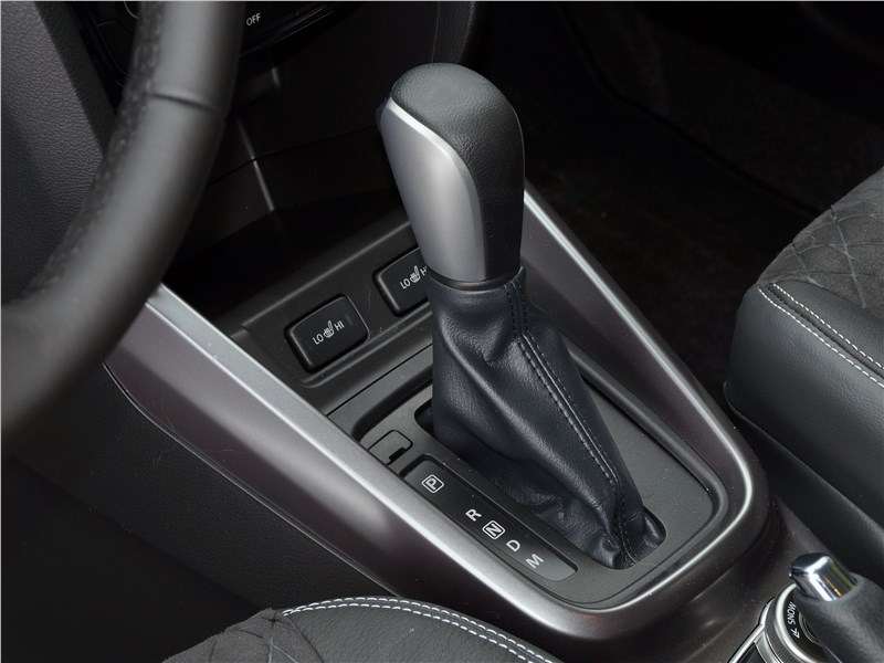 Фото Suzuki Vitara - Suzuki Vitara может комплектоваться пятиступенчатой механической трансмиссией, либо, как в нашем случае, шестидиапазонным автоматом с возможностью ручного выбора передач