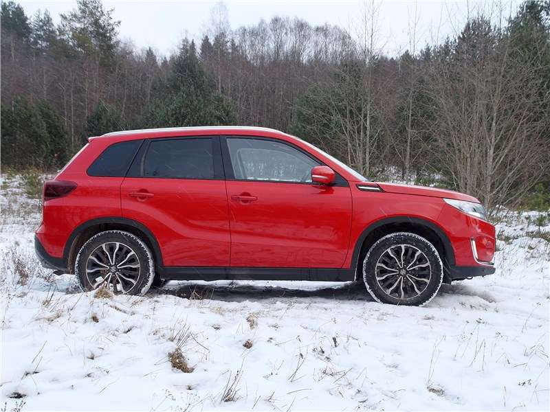 Фото Suzuki Vitara - Suzuki Vitara Hybrid (2020) вид сбоку