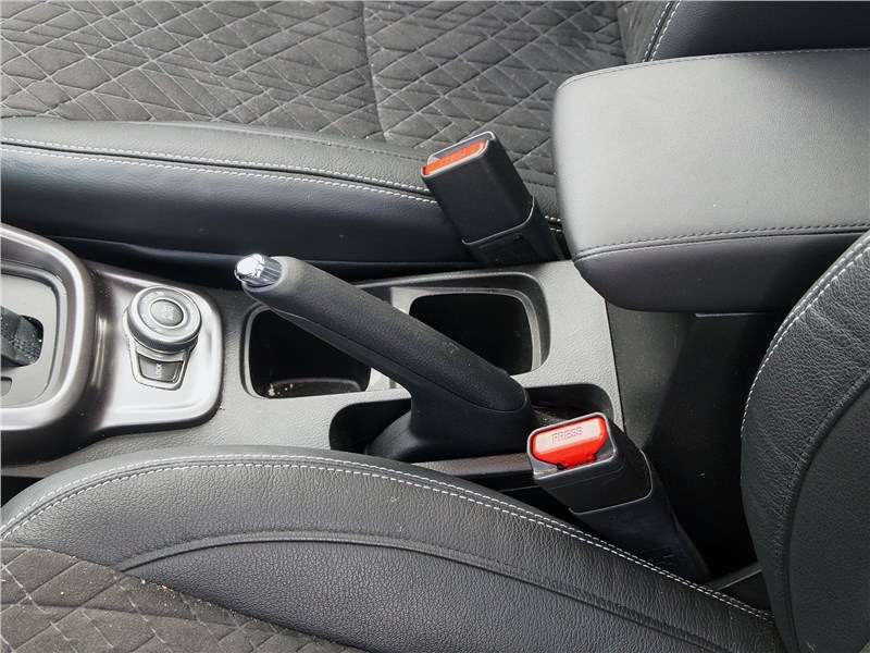 Фото Suzuki Vitara - Стояночный тормоз — ручной, с классическим рычагом. Между сиденьями есть небольшой бокс с крышкой-подлокотником