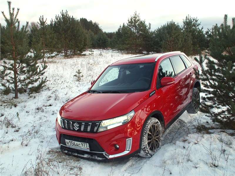 Фото Suzuki Vitara - А вот препятствие посерьёзнее: небольшой овражек. Левое заднее колесо высоко взмывает в воздух, в передний бампер практически «ложится» на грунт