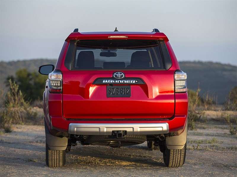 Фото Toyota 4Runner - Toyota 4Runner 2013 вид сзади