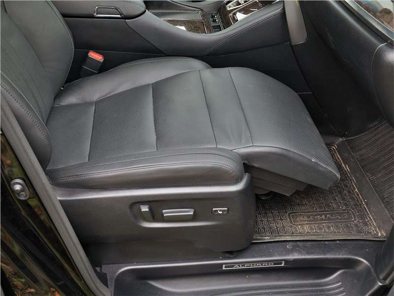 Фото Toyota Alphard - У переднего пассажирского кресла есть функция OTTOMAN, а водителя ею почему-то обделили. Почему бы?