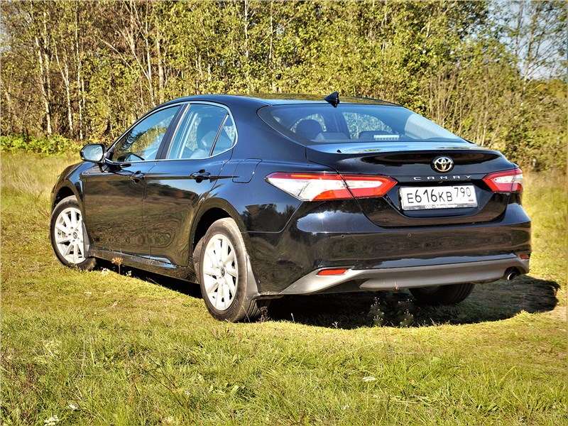 Фото Toyota Camry - Toyota Camry (2021) вид сзади