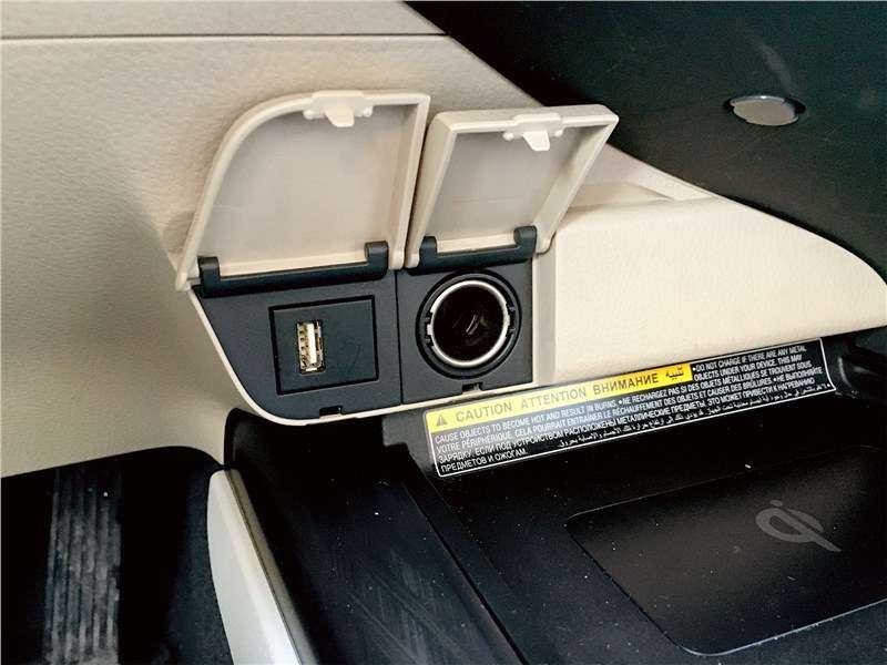 Фото Toyota Camry - Разъем и розетка закрываются основательными крышечками