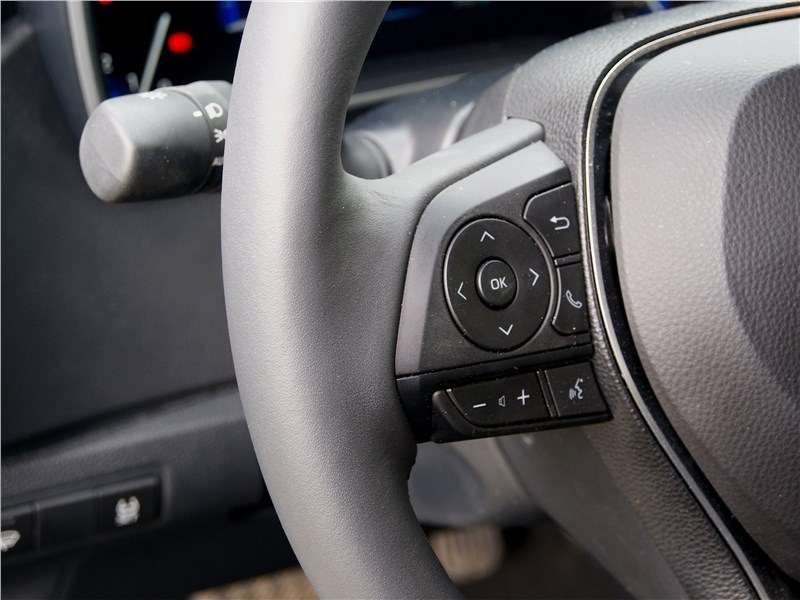 Фото Toyota Corolla - На левой спице руля — органы управления «музыкой» и подключенным смартфоном. Есть функция голосового «подсказчика»