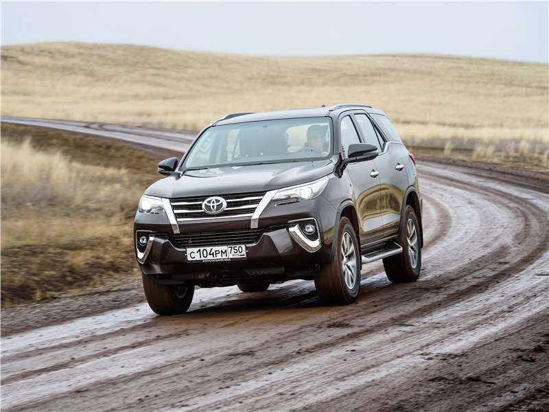 Фото Toyota Fortuner - Toyota Fortuner оснащена полноприводной трансмиссией типа Part Time. Это значит, что полный привод можно включать только на скользких и рыхлых поверхностях. На асфальте ведущие колеса – задние