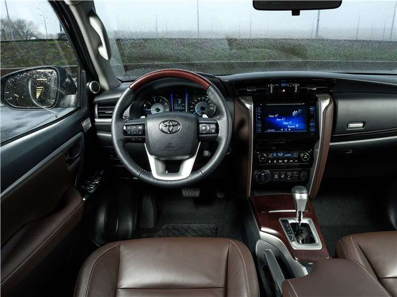 Фото Toyota Fortuner - Если искать какое-то сходство с другими моделями компании, то внутри Fortuner больше напоминает Prado позапрошлого поколения. И то, чисто идеологически...