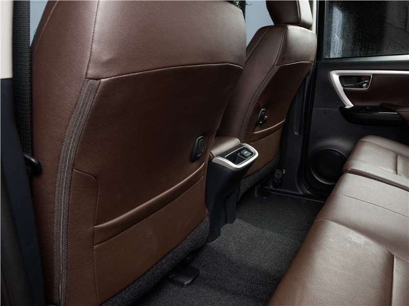 Фото Toyota Fortuner - Заметный выигрыш в пространстве для ног пассажиров получен за счет характерной вогнутой формы спинок передних сидений. Одно только это дает прибавку около 6 см, по сравнению с Hilux