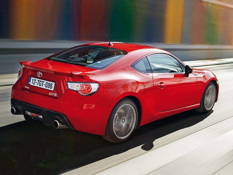 Фото Toyota GT 86 - Форма выреза под фонари в заднем диффузоре повторяется в отделке салона и передней решетки