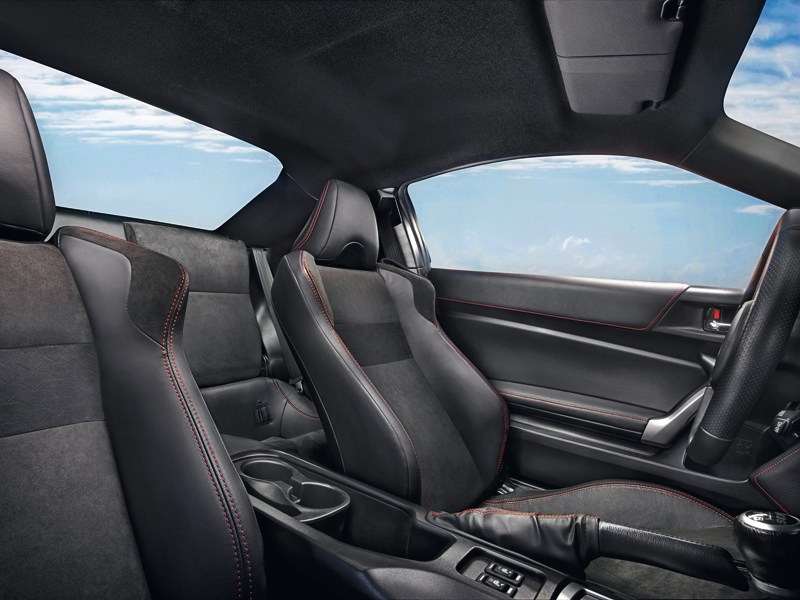 Фото Toyota GT 86 - Подстаканники в боксе на тоннеле – отдельный съемный элемент