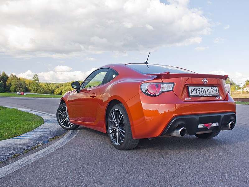 Фото Toyota GT 86 - В дизайне GT 86 можно встретить черты знаменитой модели 2000 GT
