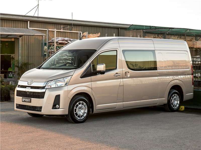 Фото Toyota Hiace - Toyota Hiace 2019 вид спереди сбоку
