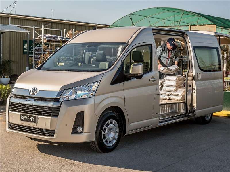 Фото Toyota Hiace - Toyota Hiace 2019 вид спереди сбоку