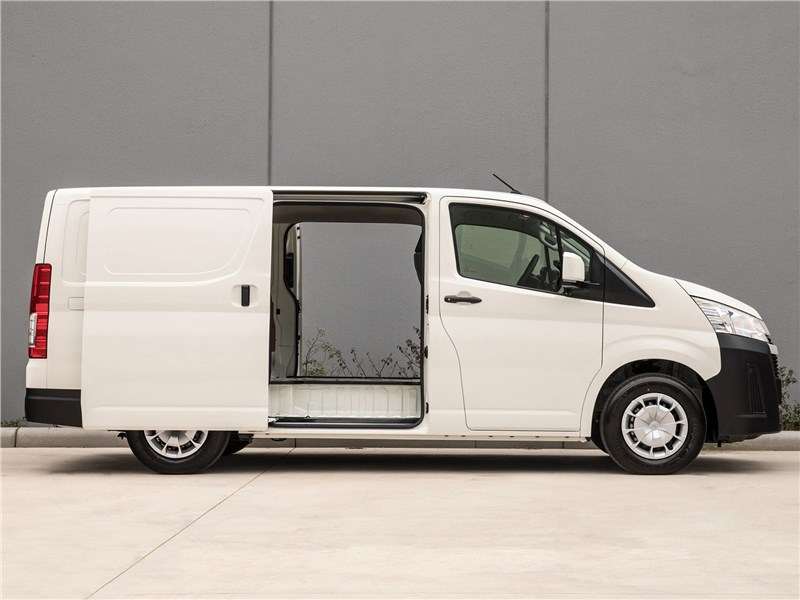 Фото Toyota Hiace - Toyota Hiace 2019 вид сбоку