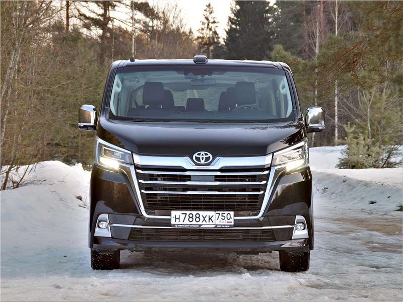 Фото Toyota Hiace - Toyota Hiace (2019) вид спереди